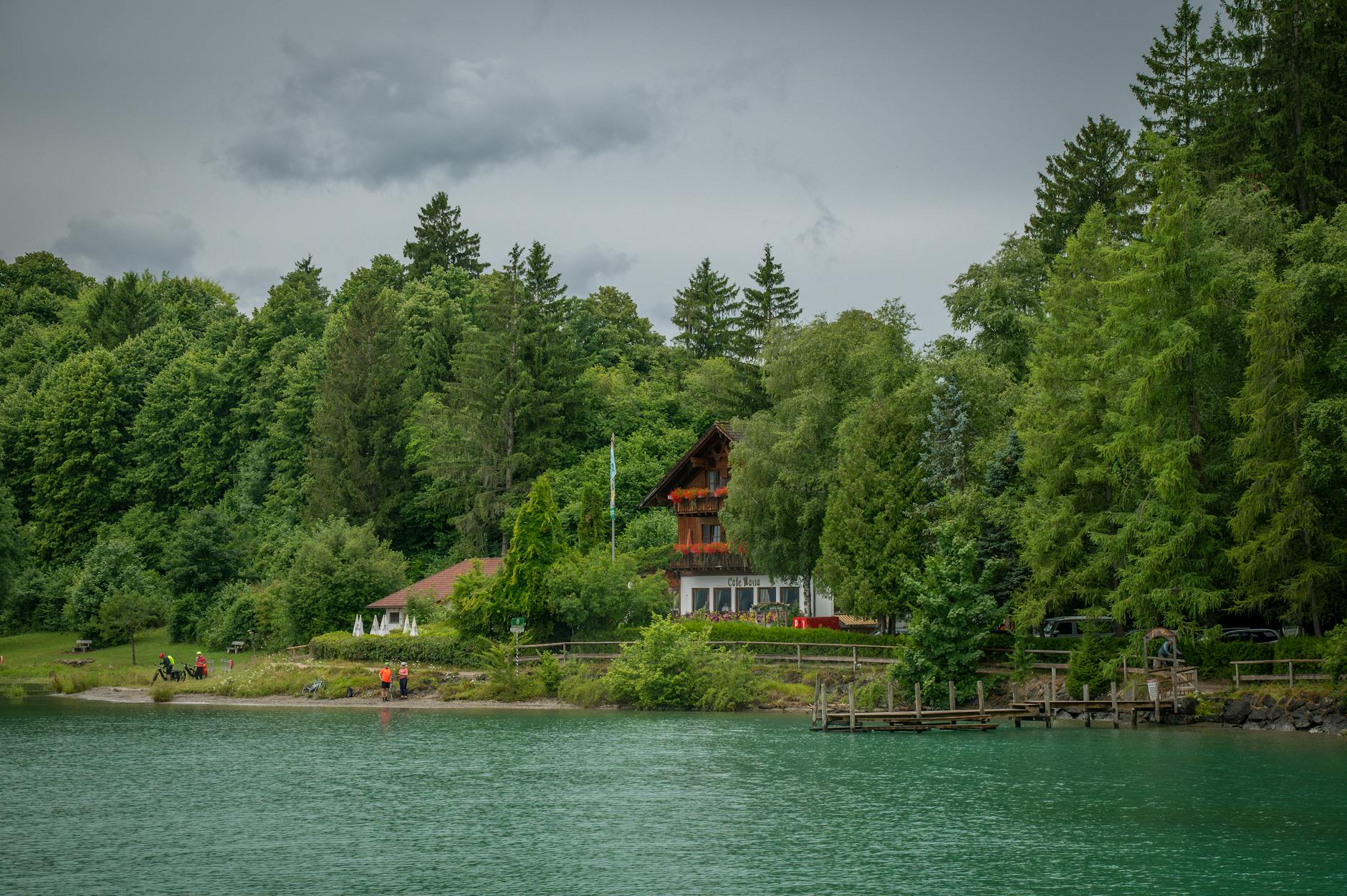 Górskie schronisko nad spokojnym jeziorem wśród zieleni w Tatrach Słowackich