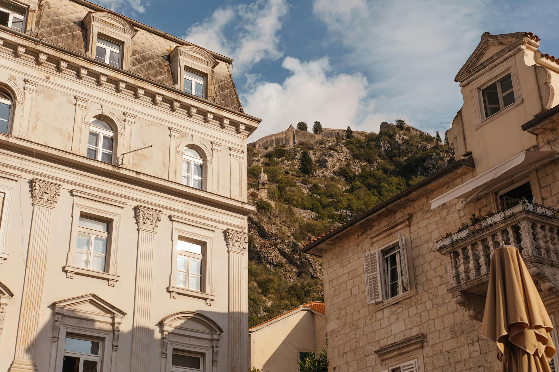 Szlakiem zakopiańskiej kultury: od willi Koliba po muzea, karczmy i koncerty w jeden dzień Historyczne zabudowania Zakopanego na tle zielonych gór