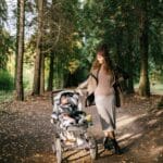 Dojazd do Doliny Kościeliskiej z wózkiem: parkingi, asfalt, alternatywy Kobieta z wózkiem spaceruje jesiennym lasem wśród kolorowych drzew