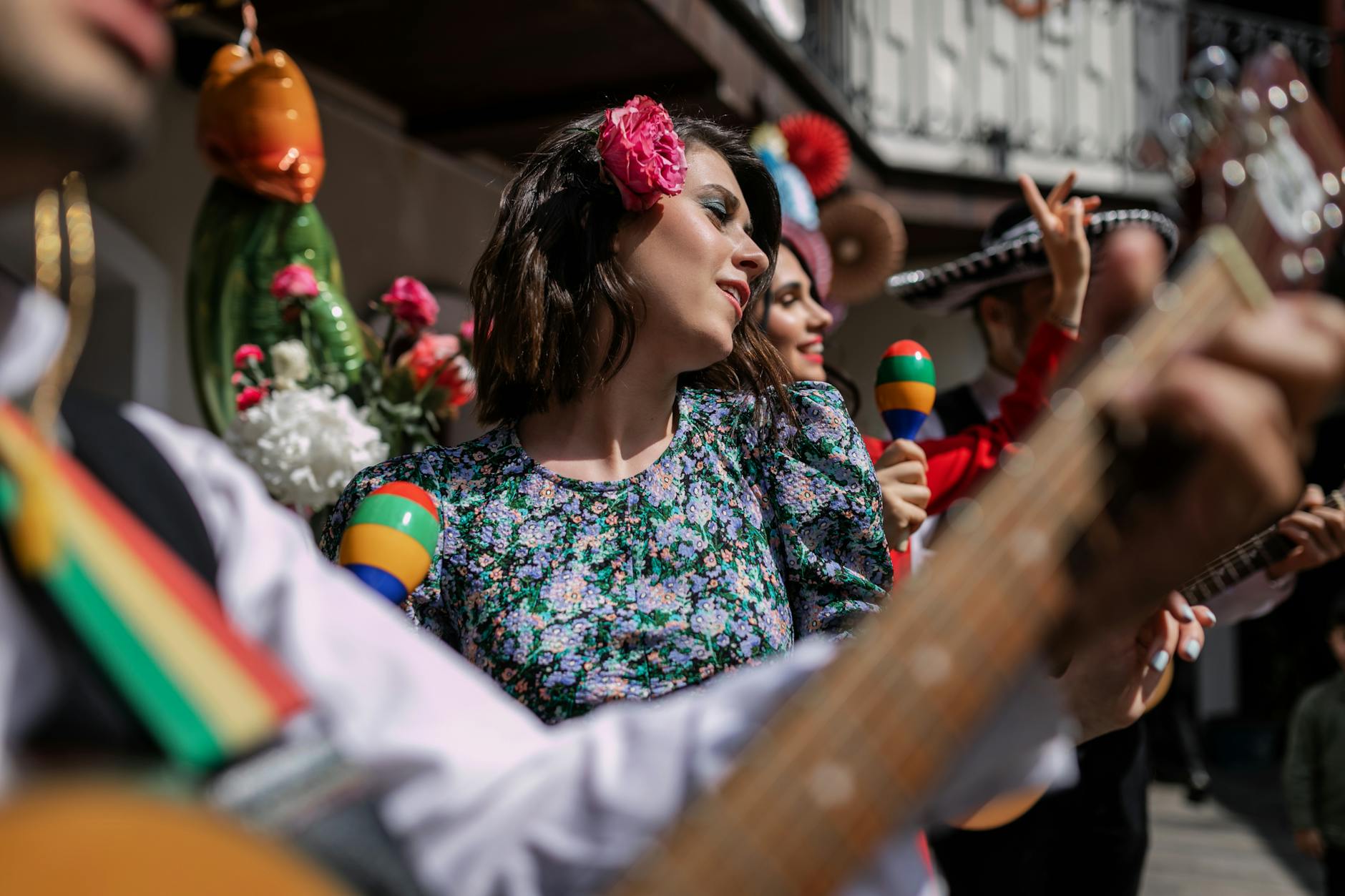 Meksykańscy muzycy i tancerze w tradycyjnych strojach podczas zabawy