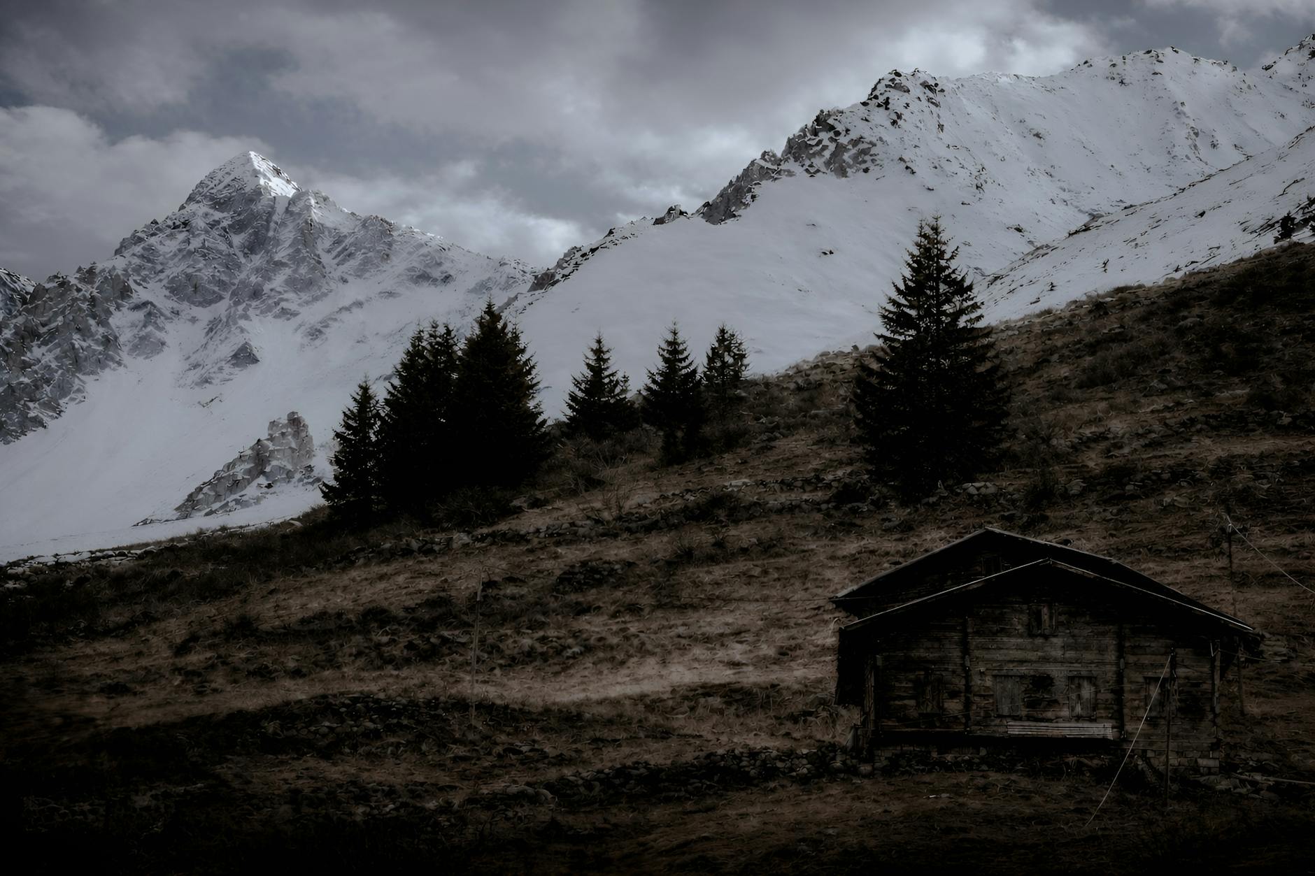 Odosobnione schronisko w ośnieżonych Tatrach na tle skalistych szczytów