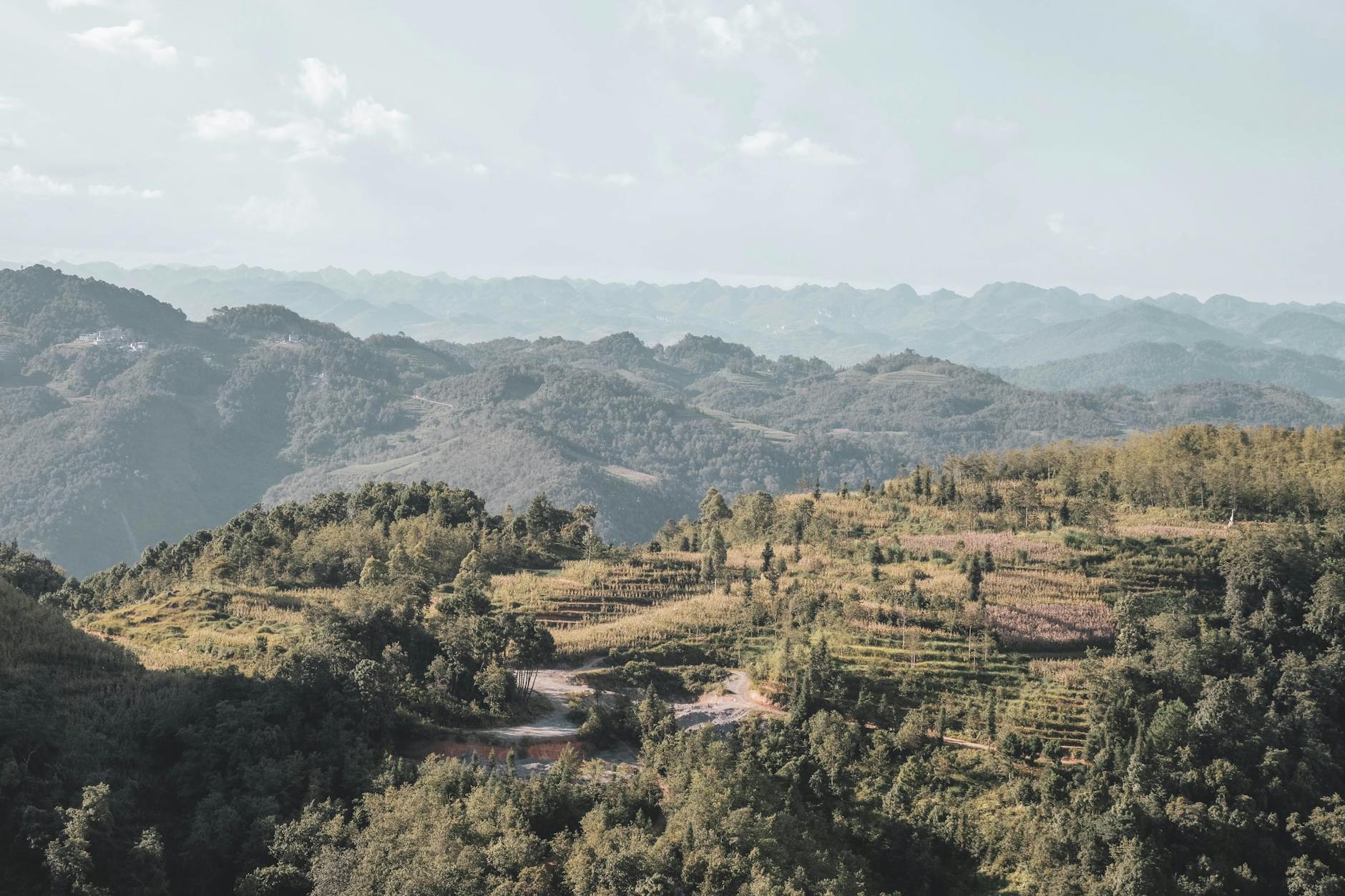 Błąd początkujących: dlaczego zdjęcia z gór są płaskie i jak to naprawić Panoramiczny widok gór Hà Giang w Wietnamie spowitych chmurami