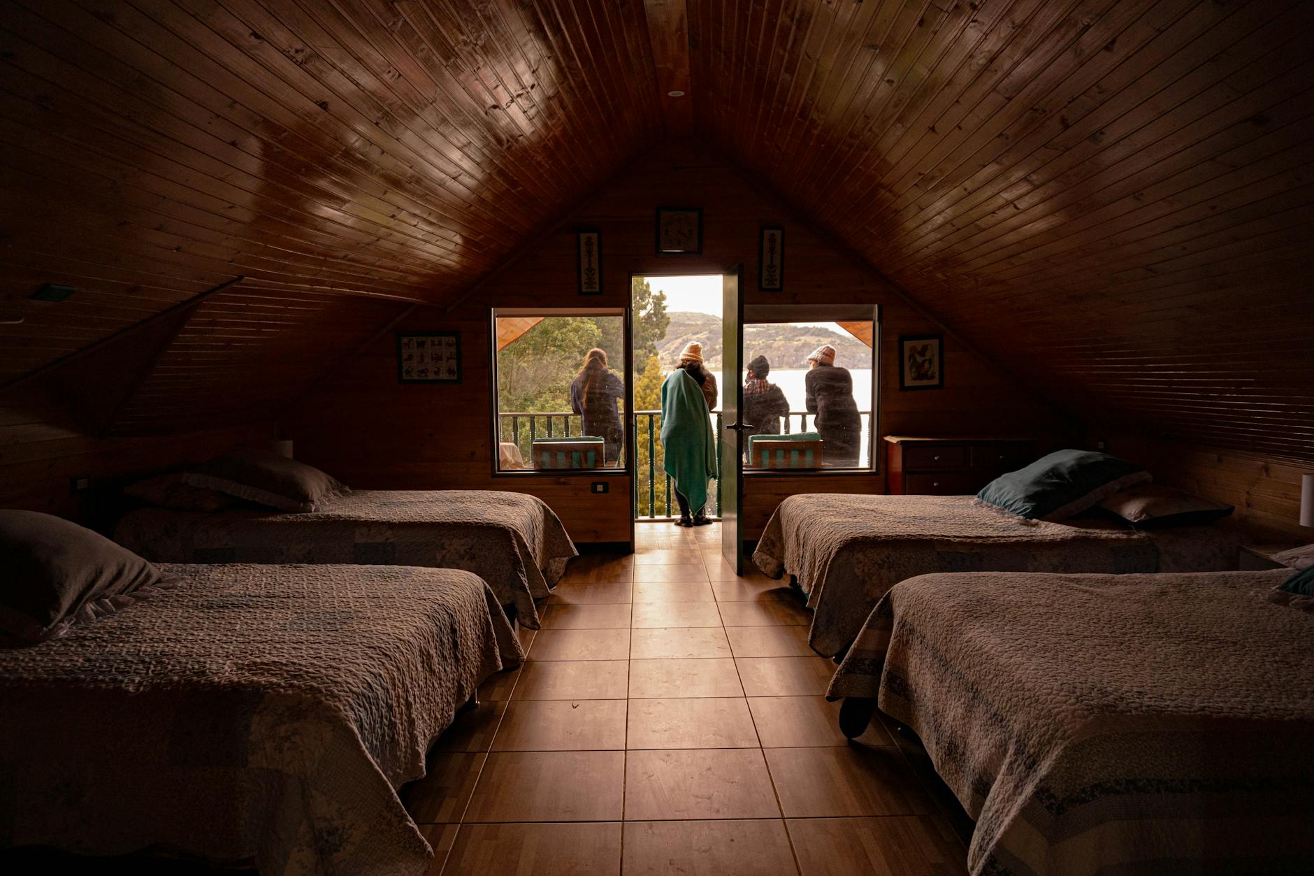 Przytulny drewniany pokój na poddaszu z balkonem w górskim pensjonacie