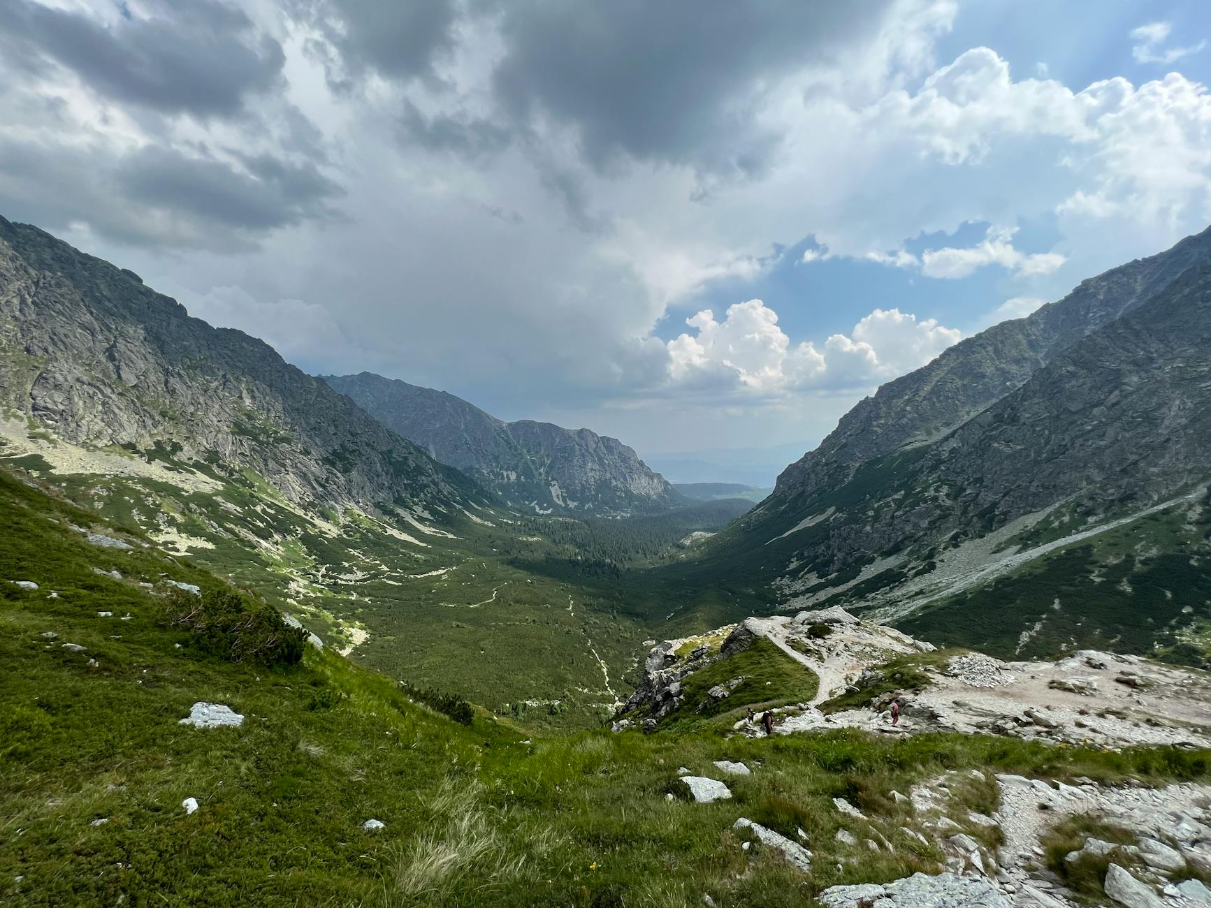 Tatrzańska dolina w Wysokich Tatrach z bujną zielenią i chmurami