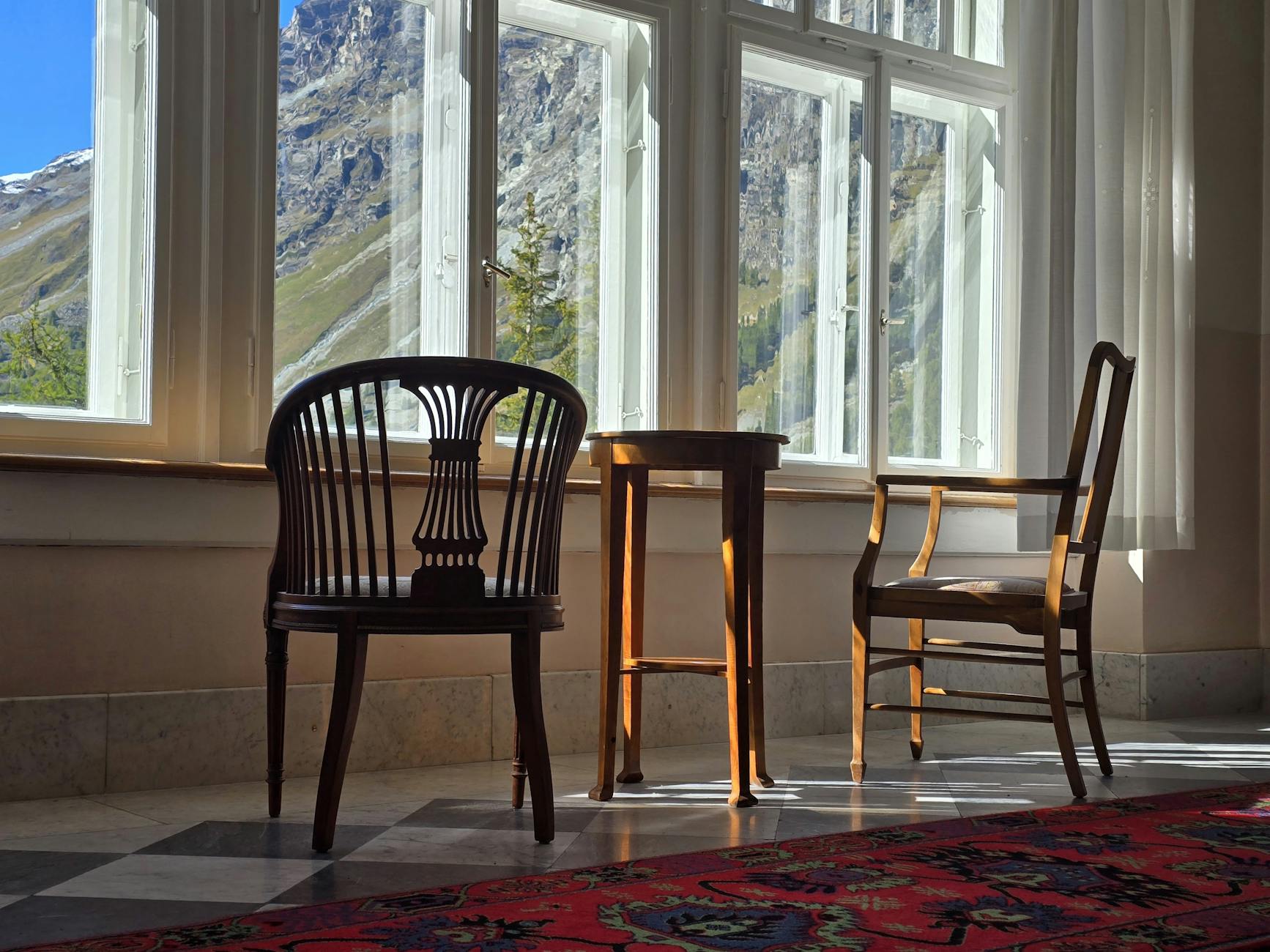 Jasny pokój wypoczynkowy z widokiem na górski krajobraz