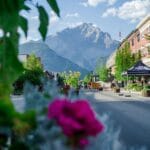 Zakopane po sezonie: kameralne wydarzenia, które warto wpisać do planu Górska ulica w Zakopanem z kolorowymi kwiatami i widokiem na Tatry