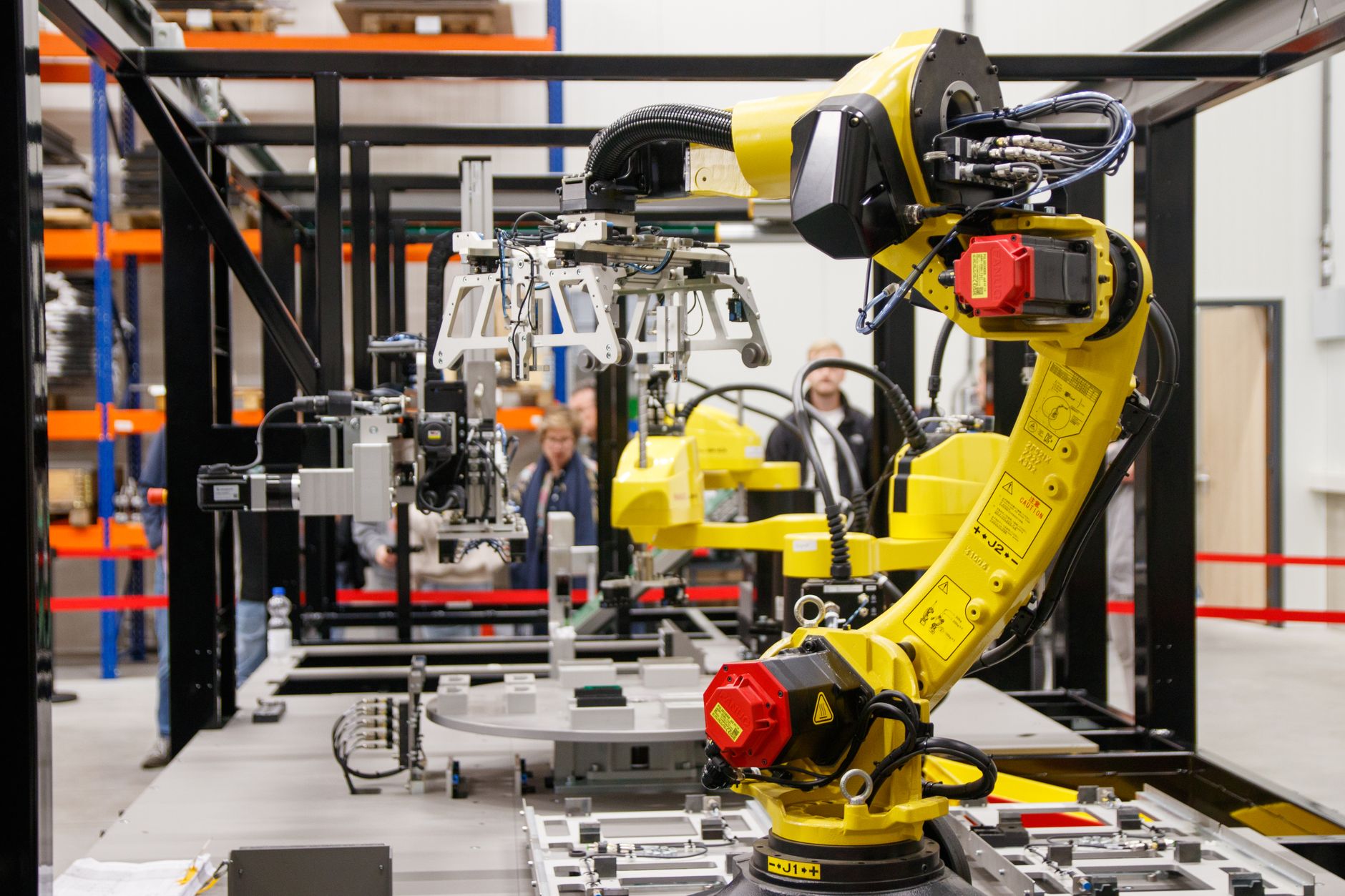 Żółte ramię robota przemysłowego pracujące w nowoczesnej fabryce