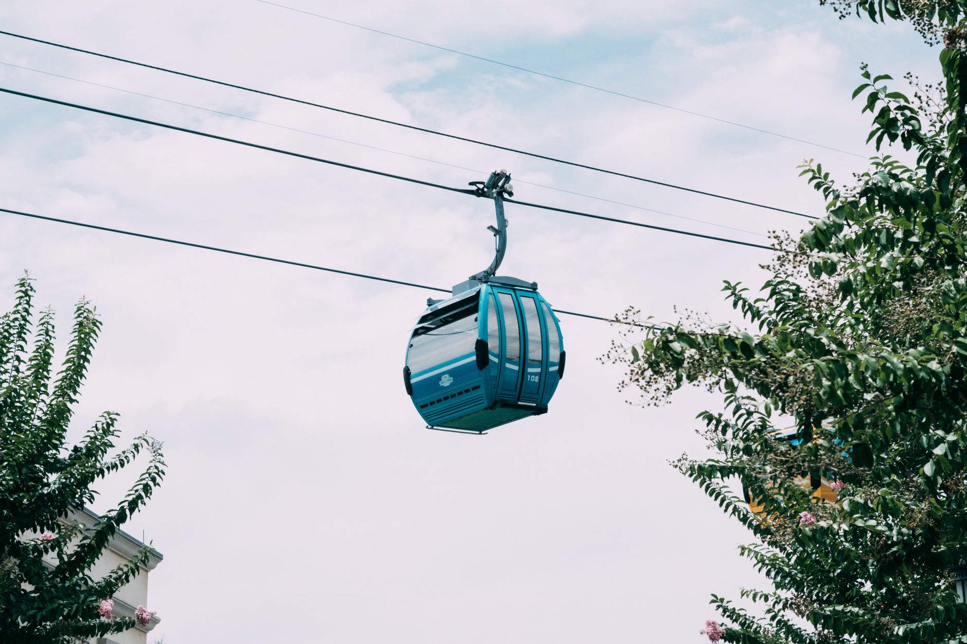 Niebieska gondola kolejki na Kasprowy Wierch na tle letniego nieba