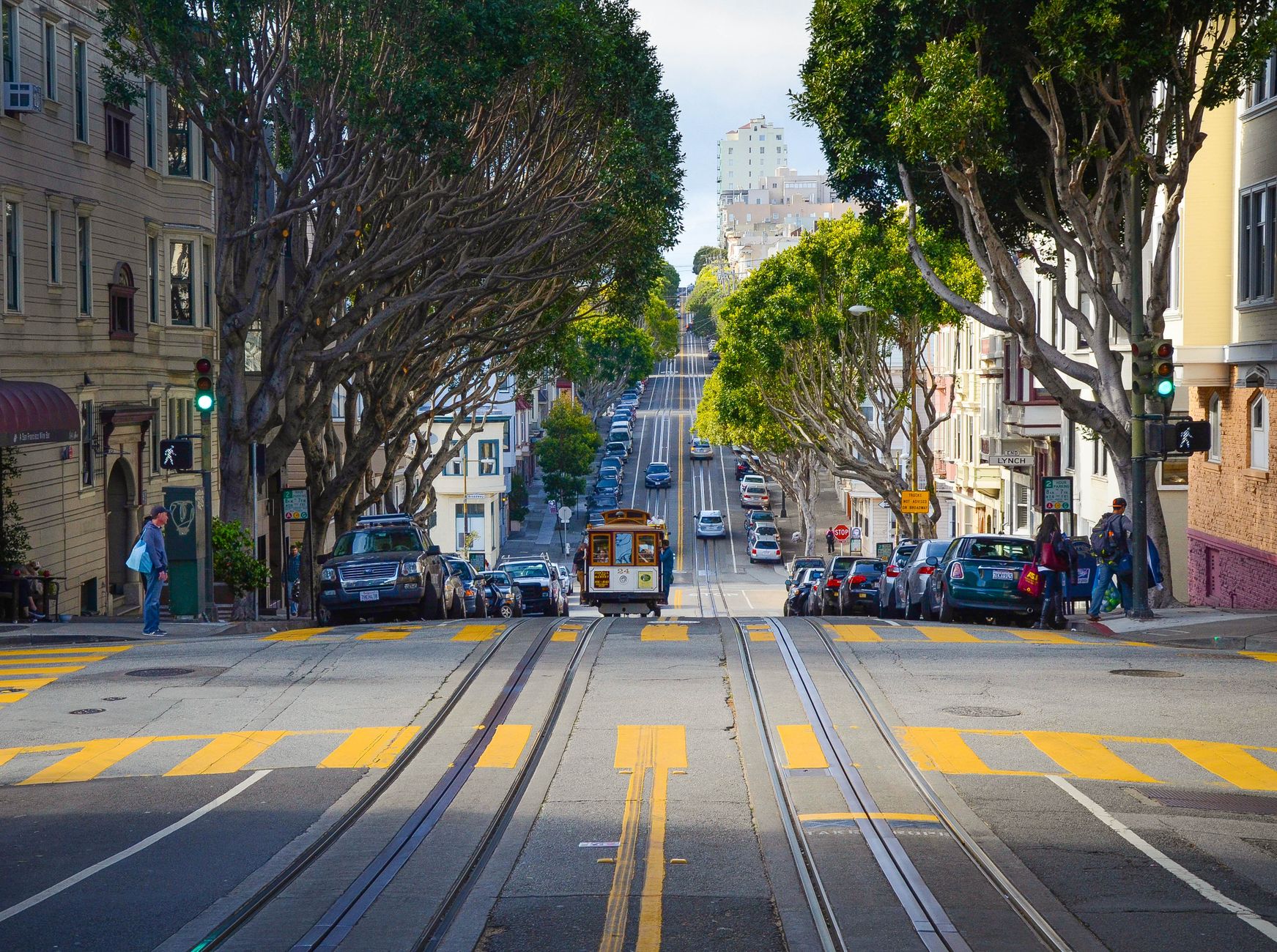 Ulica w San Francisco z zabytkowym tramwajem linowym i kamienicami