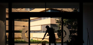 Jak dbać o wykładziny w hotelach i pensjonatach? Praktyczny poradnik dla obiektów noclegowych Jak dbać o wykładziny w hotelach i pensjonatach? Praktyczny poradnik dla obiektów noclegowych