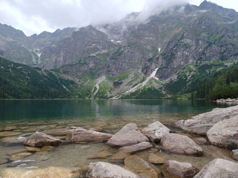 Jezioro Morskie Oko otoczone szczytami Tatr w Polsce
