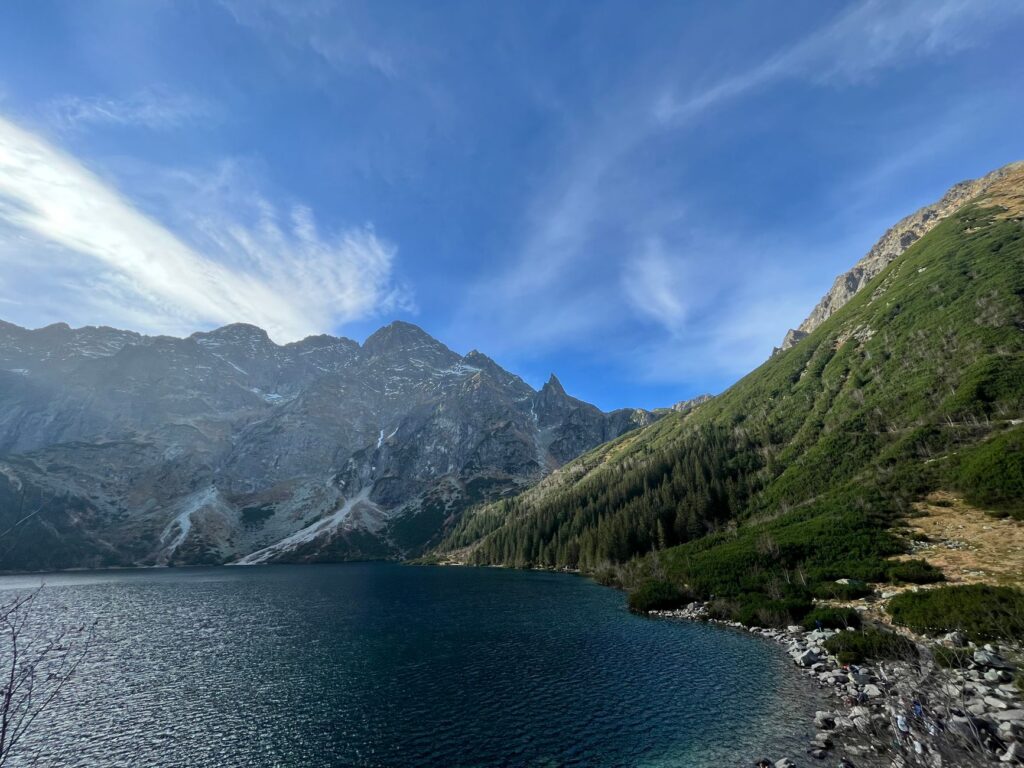 Morskie Oko otoczone skalistymi Tatrami i lasami