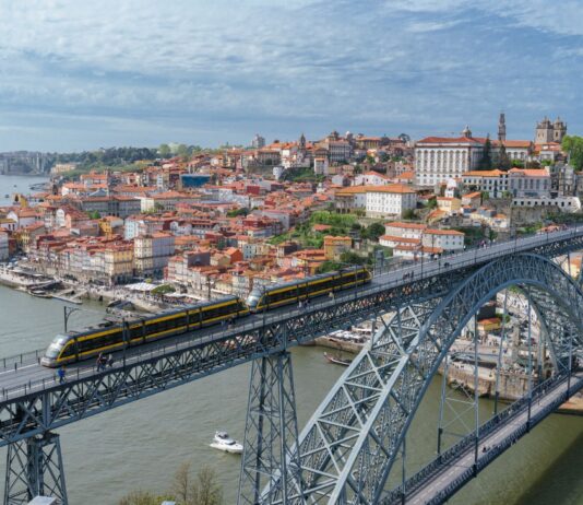 Pociąg do Zakopanego zamiast auta: czas przejazdu, koszty i wygoda zielonej podróży Pociąg do Zakopanego zamiast auta: czas przejazdu, koszty i wygoda zielonej podróży